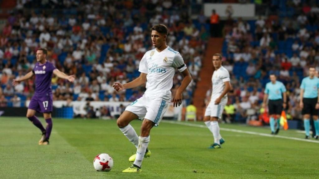 Achraf realizando un pase. Foto: Pedro Rodríguez / El Bernabéu