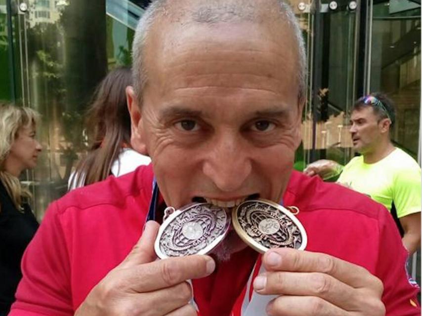 Esteban muerde sus medallas de plata y bronce