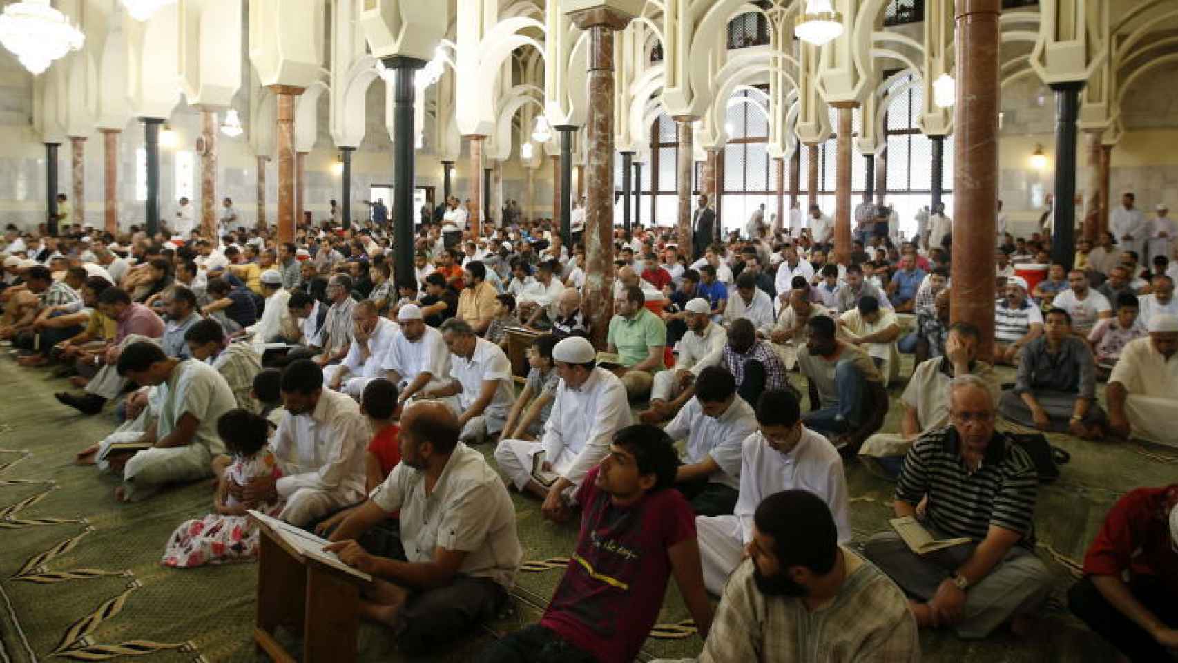 Un grupo de musulmanes reza en la mezquita de la M-30 de Madrid.