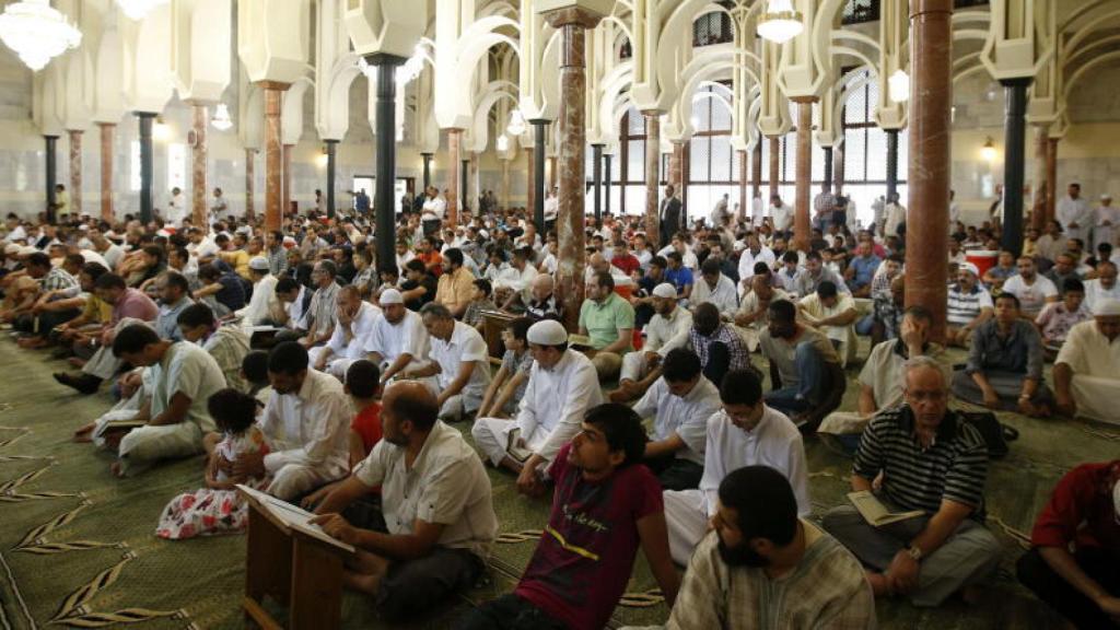 Un grupo de musulmanes reza en la mezquita de la M-30 de Madrid.