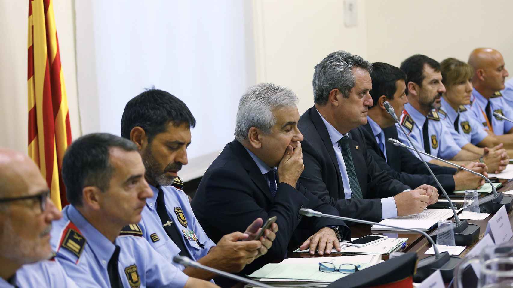 El mayor de los Mossos d'Esquadra, Josep Lluís Trapero y Joaquim Forn en la reunión del gabinete antiterrorista