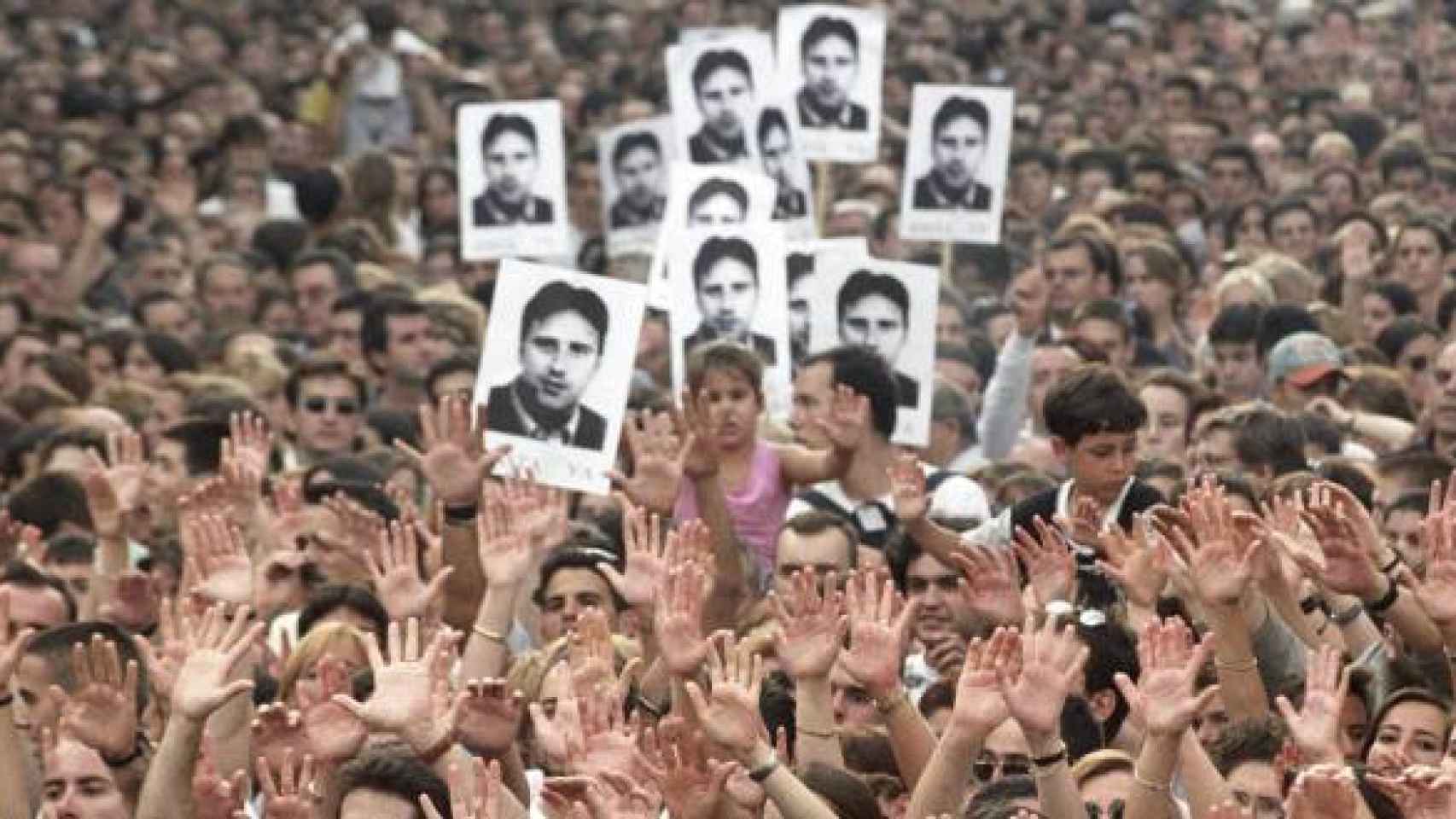 Manifestación tras el asesinato de Miguel Ángel Blanco en 1997.