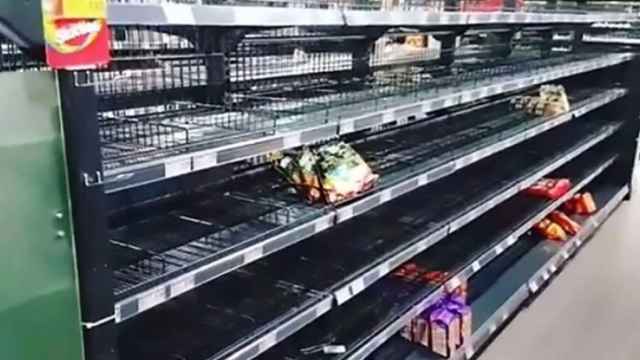 Las estanterías del supermercado sin productos extranjeros