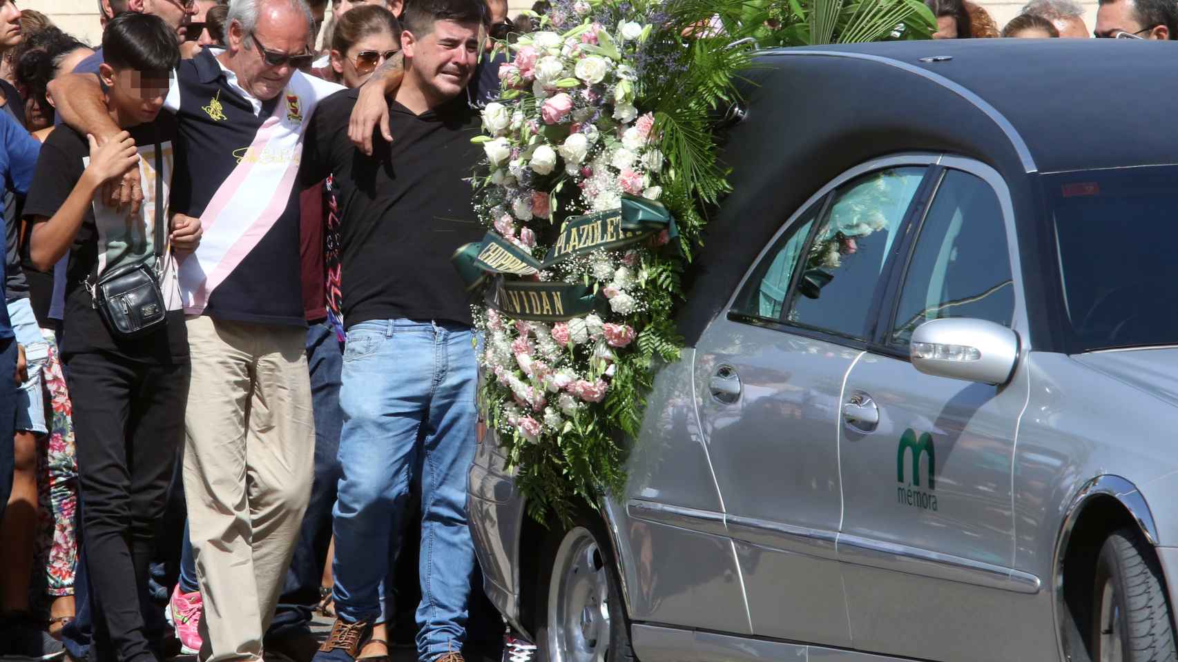 El padre de Rocío durante el entierro de su hija.