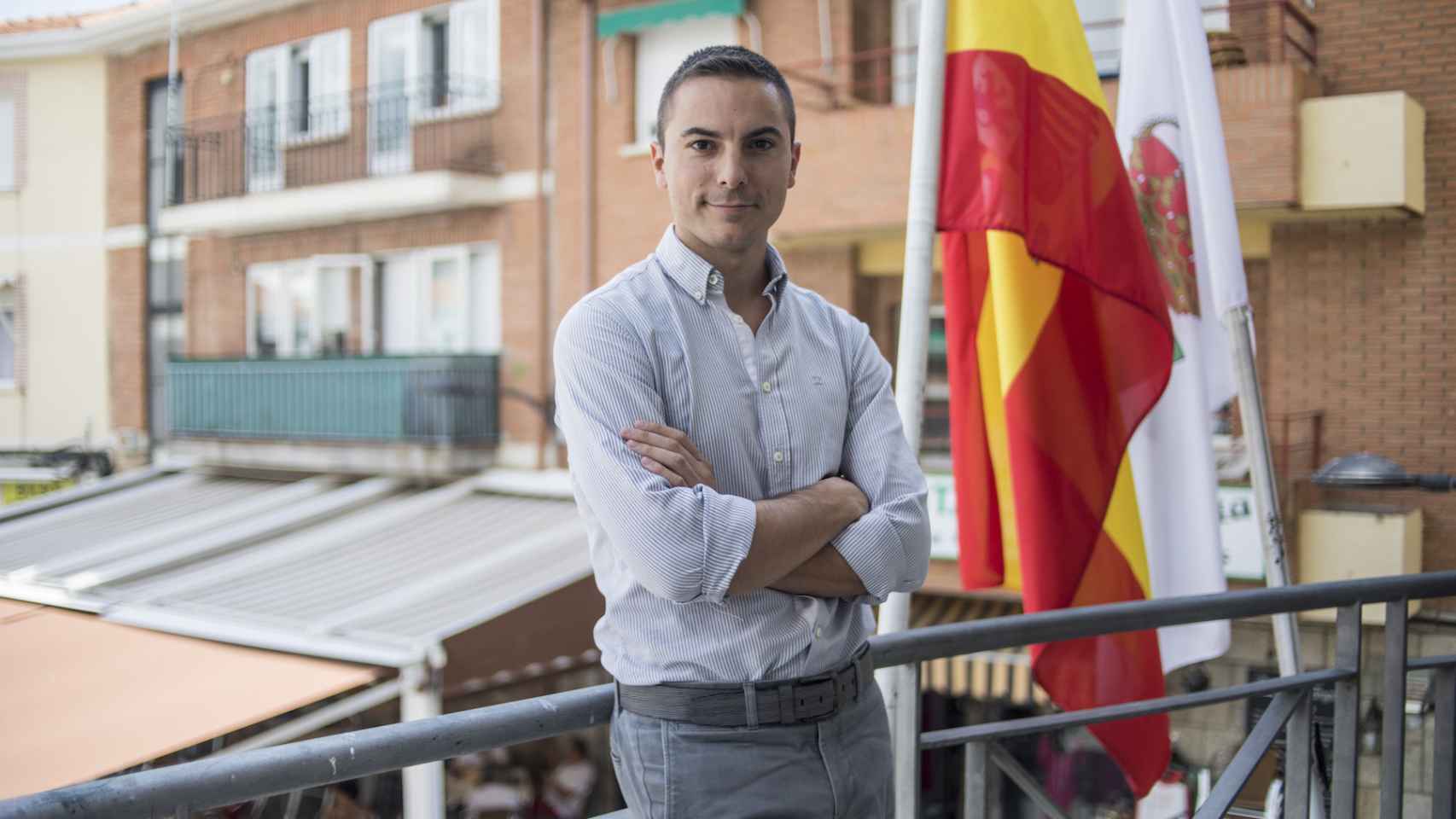 Lobato, alcalde de Soto del Real, en el balcón del ayuntamiento.