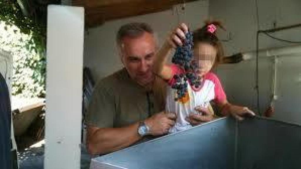 Nadia recogiendo uvas con su padre.