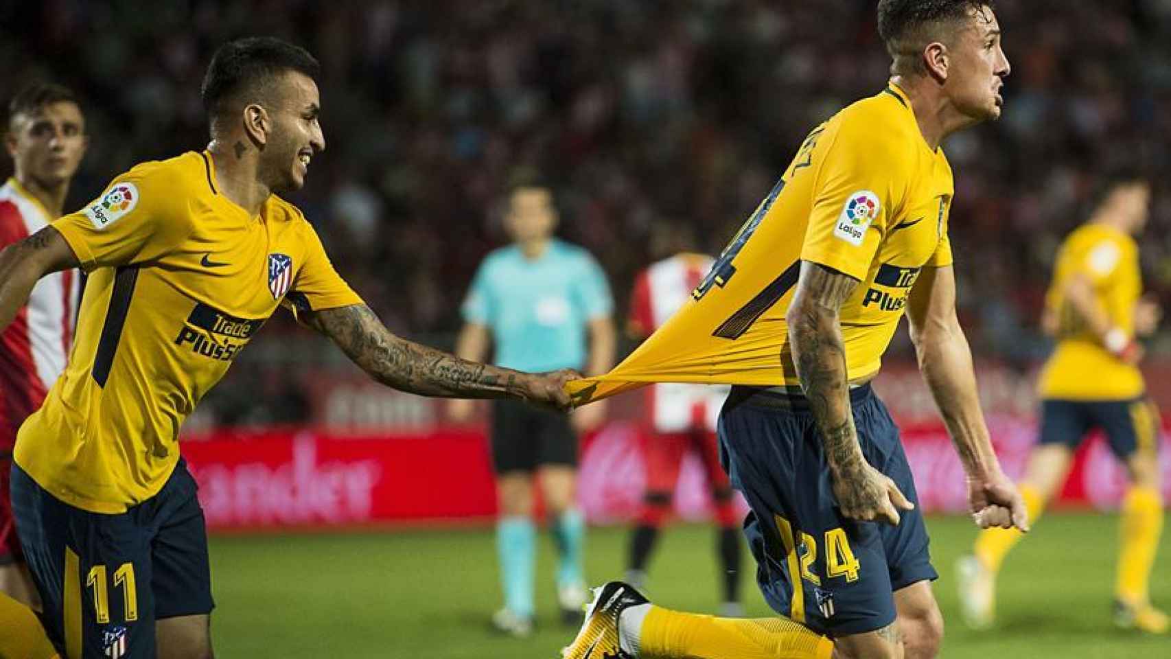 Correa celebra el segundo gol ante el Girona con Giménez.