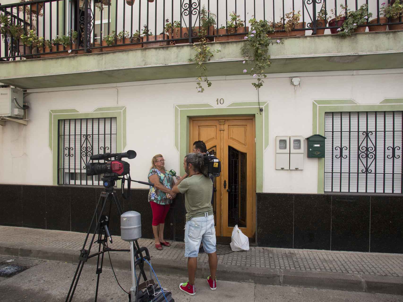 Una de las vecinas de la calle Cuartel, en Alcolea (Córdoba), donde vivió parte de su infancia Yassin Ahram Pérez, junto a sus padres y hermano.