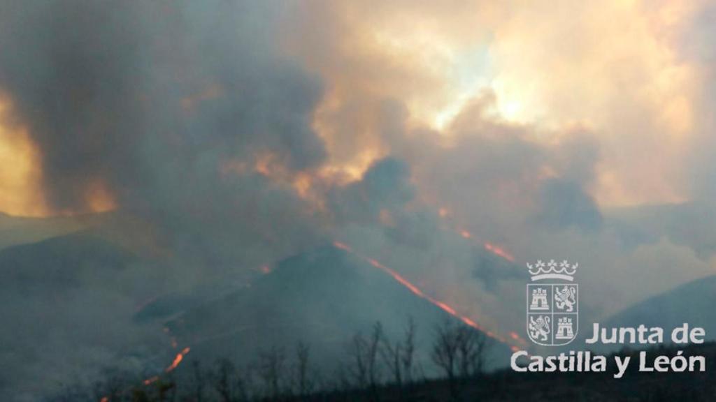 Imagen de un incendio desatado en Losadilla, León.