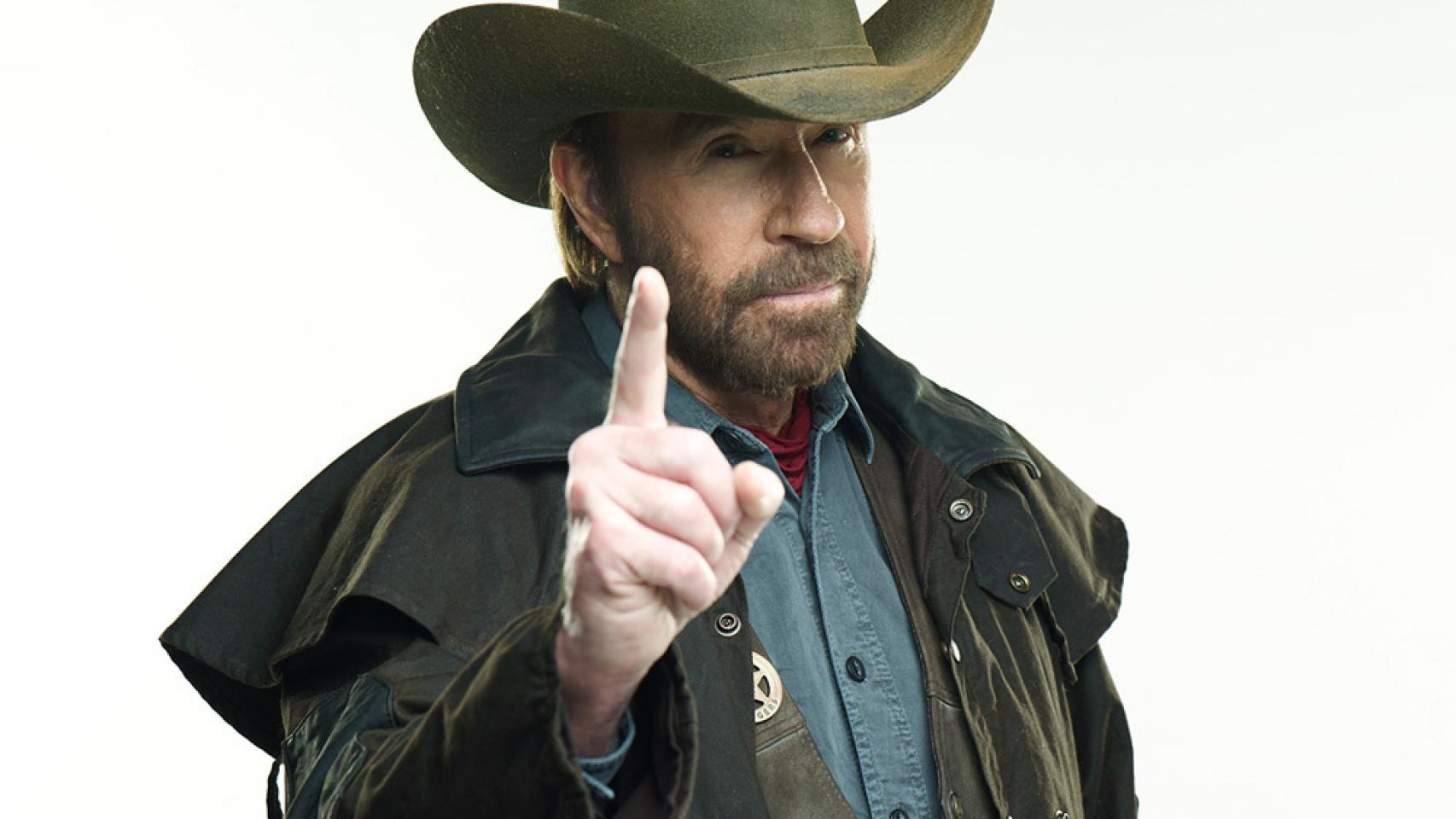 Chuck Norris, la única persona capaz de sobrevivir a dos infartos en una hora.