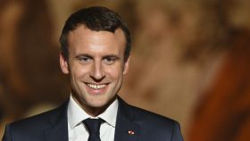 Emmanuel Macron prepara su rostro para los selfies que le piden sus seguidores.