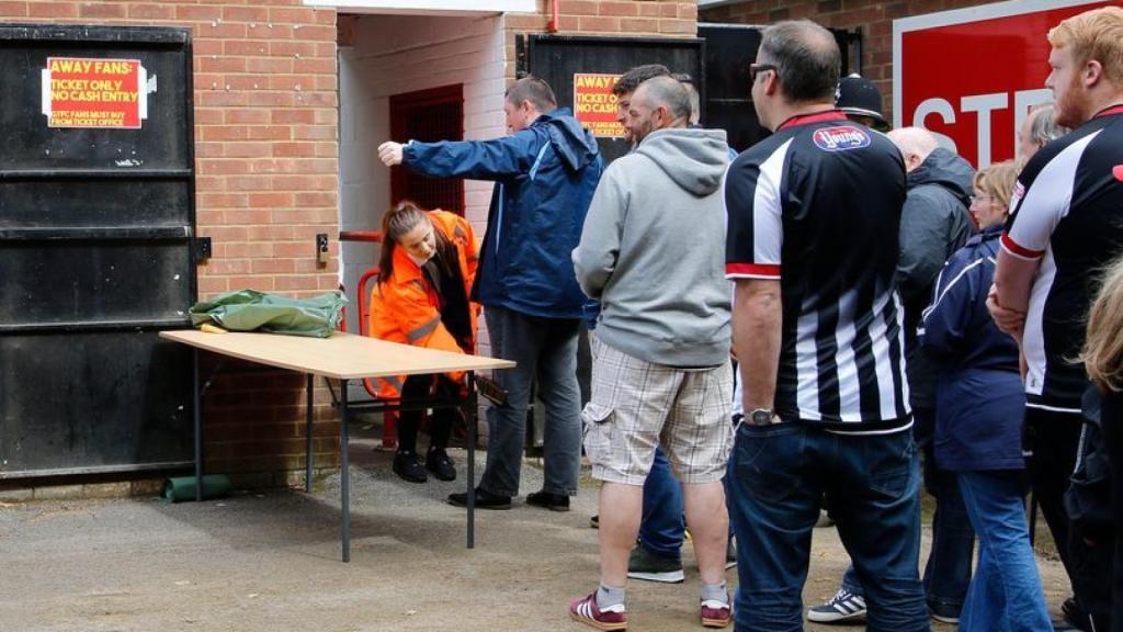 Un club de Inglaterra obligó a unas aficionadas a quitarse la camiseta