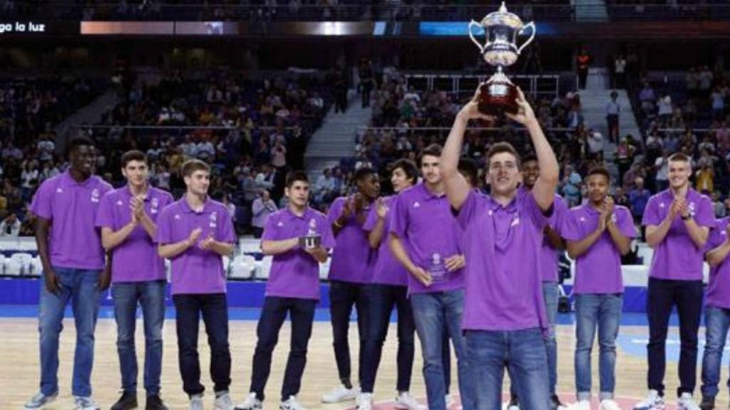 El Júnior del Madrid enseña el trofeo al Palacio