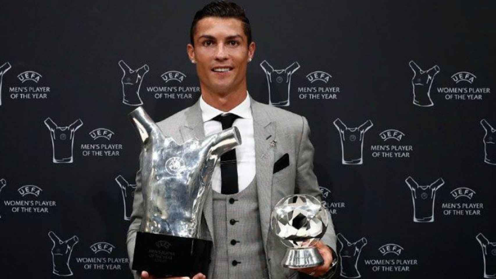Cristiano posando con sus trofeos.