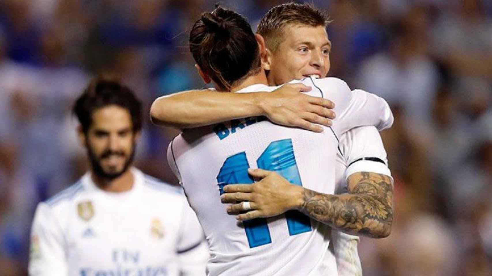 Bale felicita a Kroos por su gol