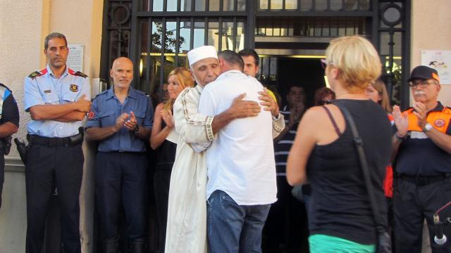 El padre del pequeño y el imán sustituto de Rubí, Dris Salym, se funden en un abrazo