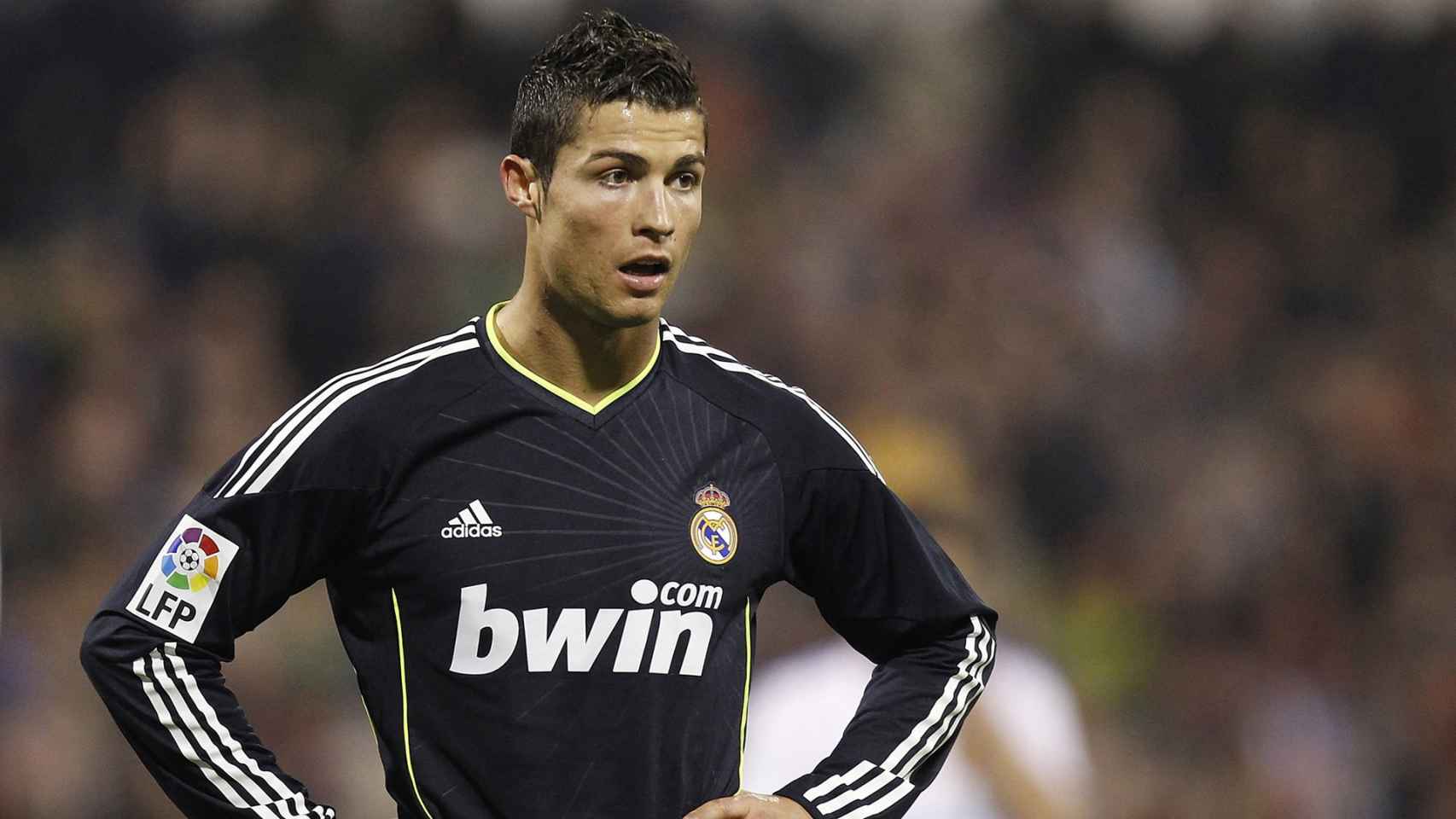 Cristiano Ronaldo vistiendo la equipación del Real Madrid cuando era patrocinado por Bwin.