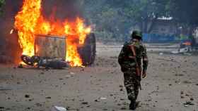 Un vehículo arde por los disturbios en Panchkula.