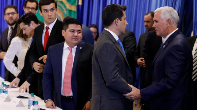 Mike Pence junto a algunos opositores venezolanos en Miami