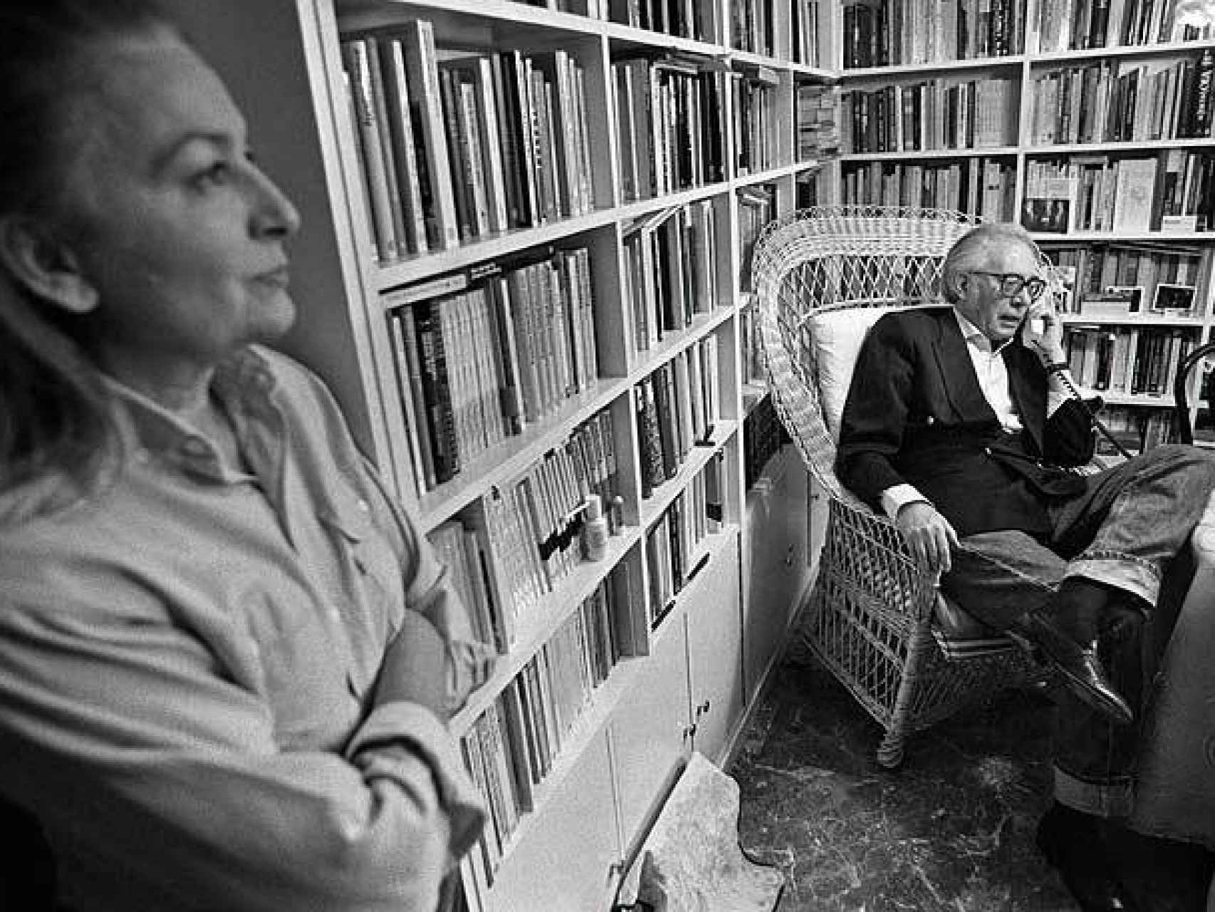 La viuda de Umbral, España Suárez, una de sus musas junto al escritor al teléfono
