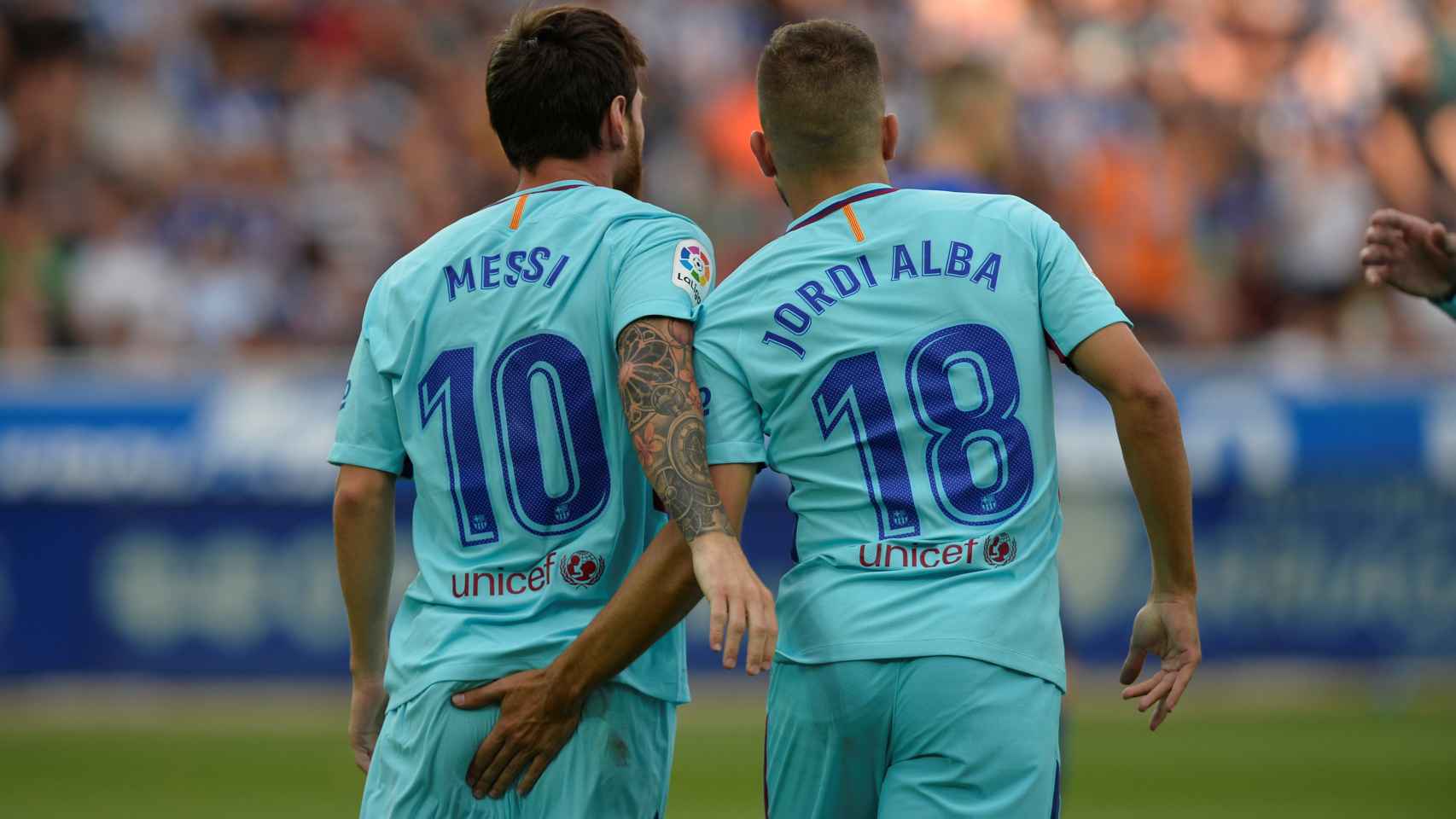 Jordi Alba celebra con Messi uno de los goles en Mendizorroza.
