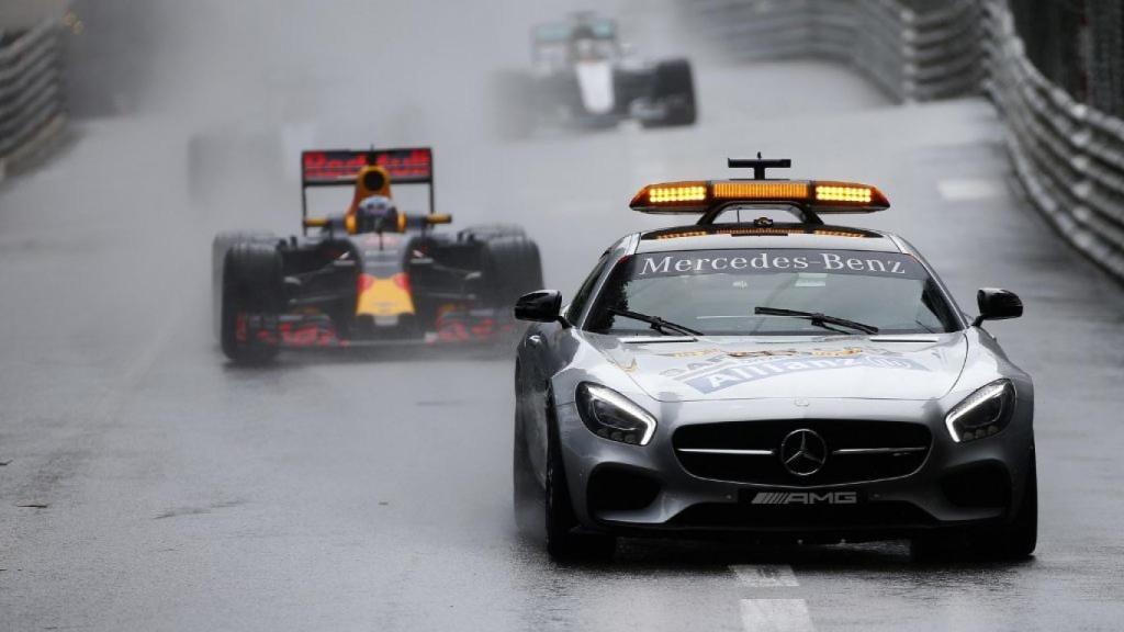 El safety car, liderando el pelotón