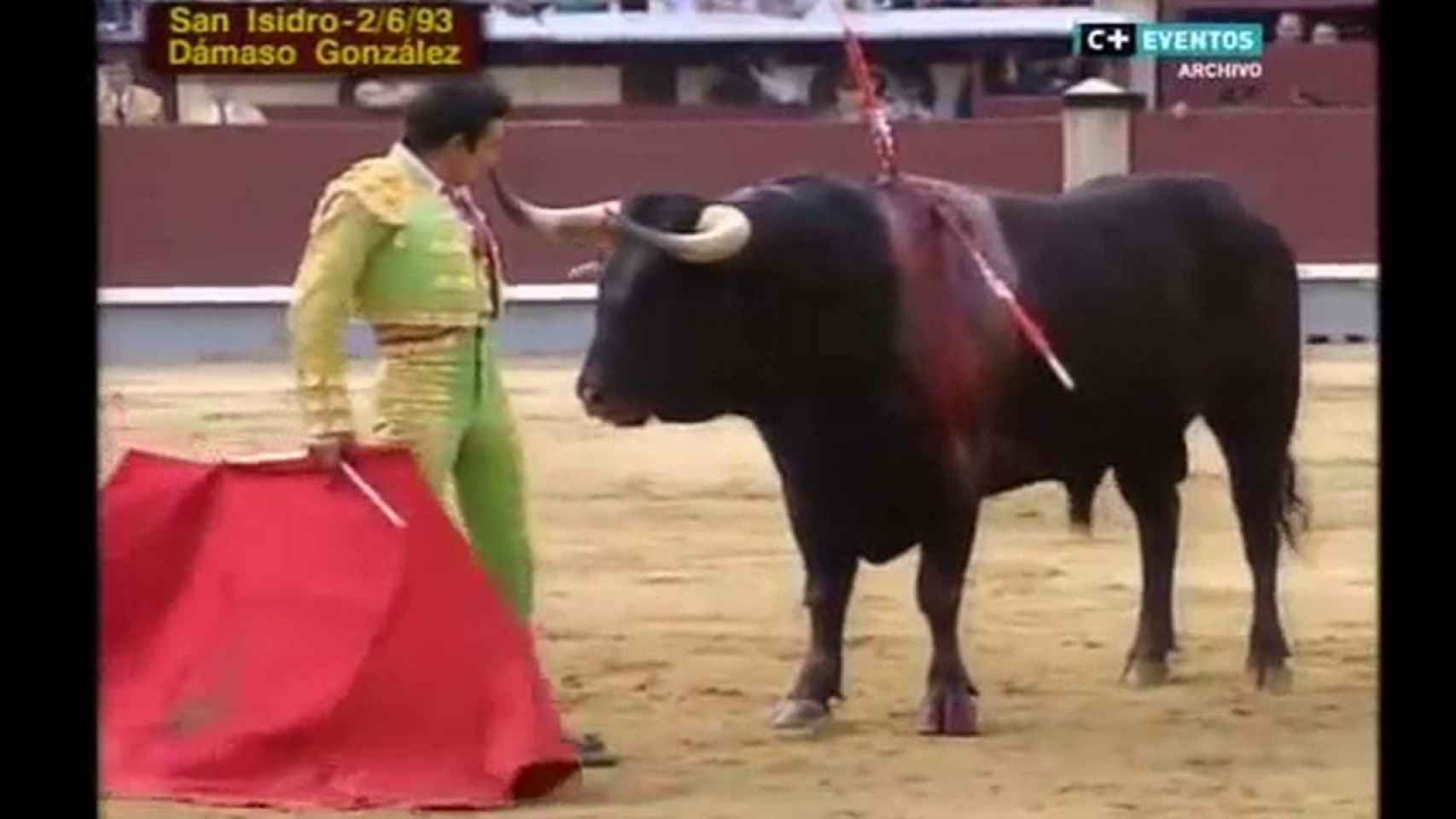 Dámaso González enfrentado a un toro enorme de Samuel Flores /