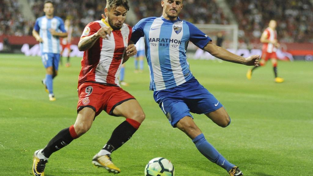 Una jugada durante el Girona - Málaga.