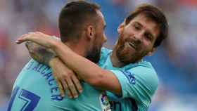 Messi celebra con Alcácer su segundo gol al Deportivo Alavés.