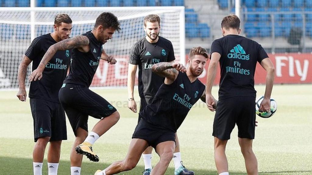 Ramos pelea por el balón en el rondo del entrenamiento