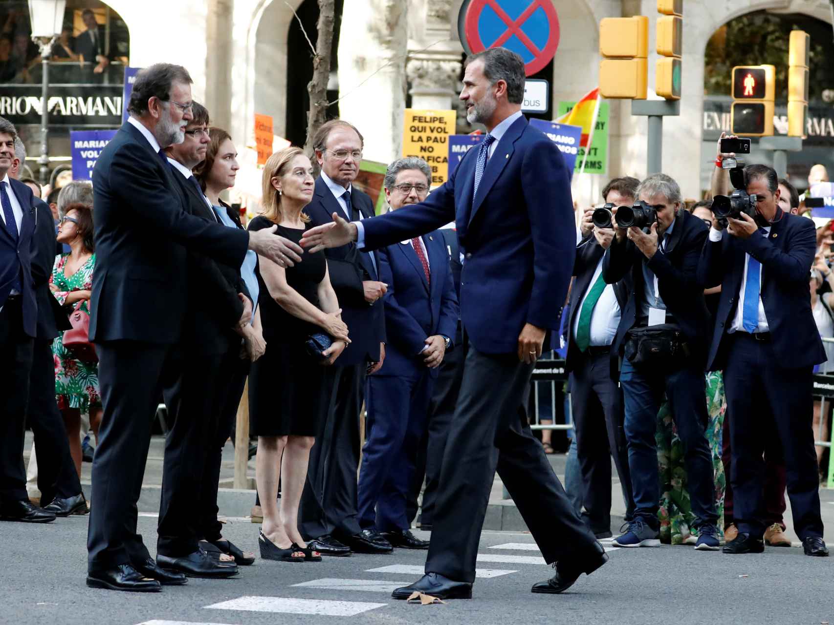 Felipe VI saluda a Rajoy en presencia de Puigdemont, Colau , Pastor y García-Escudero, el sábado.