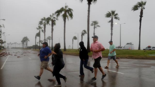 Un grupo de personas corre por la calle en Texas.