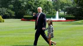 Trump pasea con su nieta