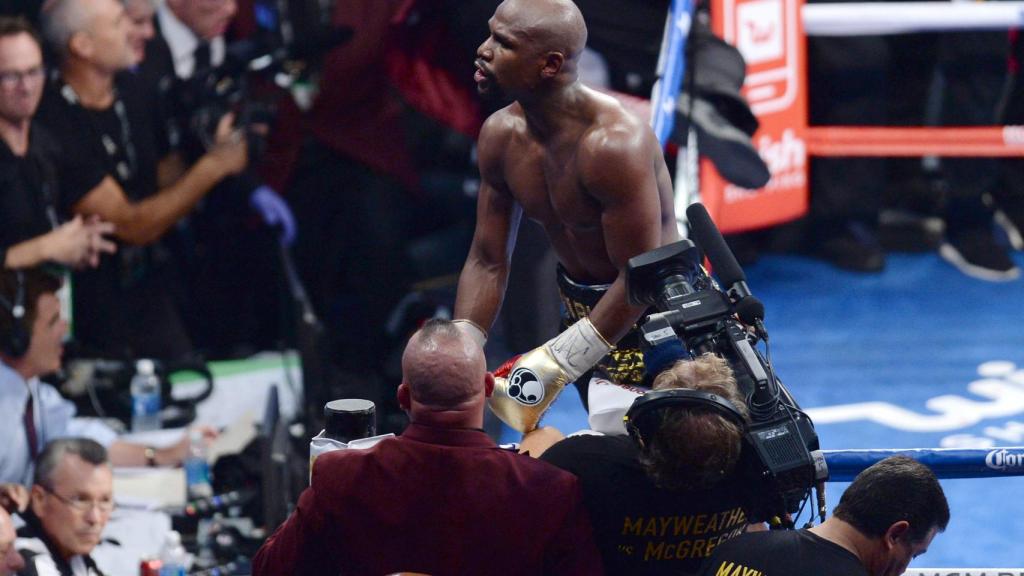 Mayweather celebra la victoria.