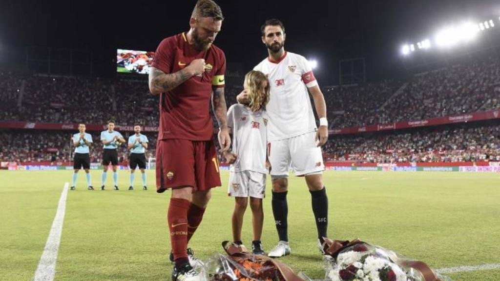 Aitor Puerta coloca el ramo de flores en el lugar donde se desvaneció su padre.