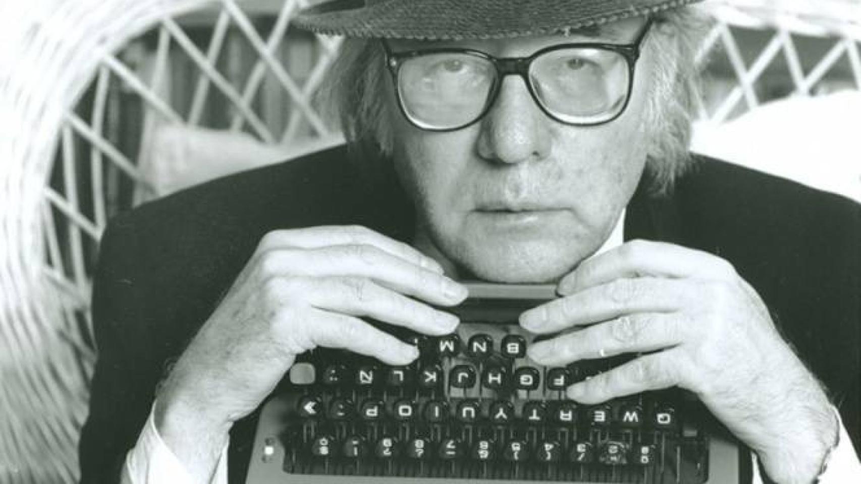 Francisco Umbral con la Olivetti con la que escribió esta carta a Pedro J. Ramírez.