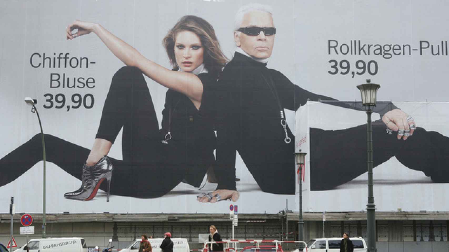 Imagen de la primera colaboración de H&M con un gran diseñador, Karl Lagerfeld. | Foto: Getty Images.