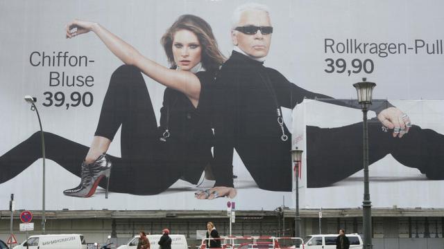 Imagen de la primera colaboración de H&M con un gran diseñador, Karl Lagerfeld. | Foto: Getty Images.