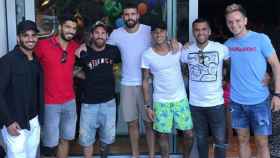 Douglas, Suárez, Messi, Piqué, Neymar, Alves y Rakitic.
