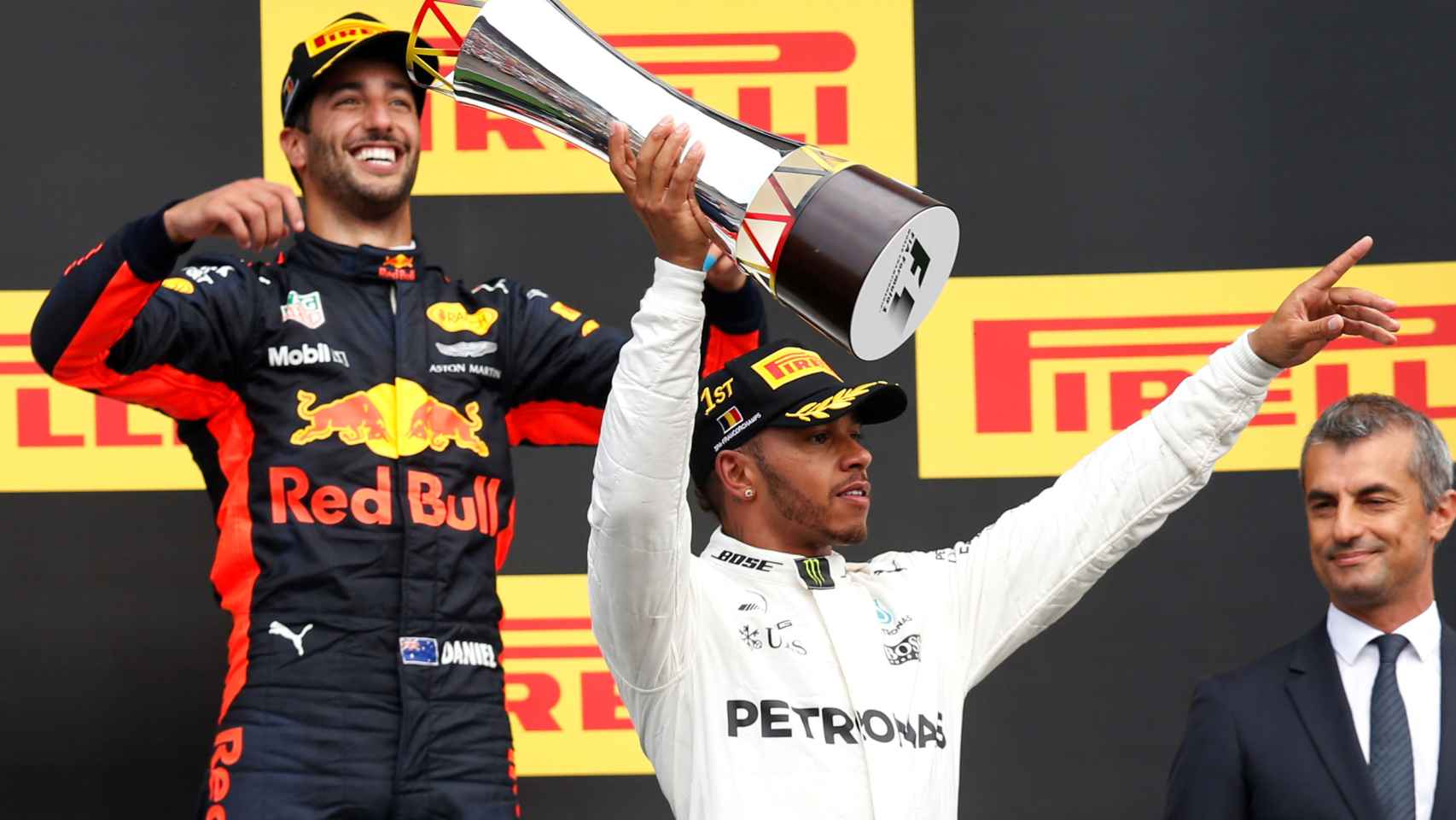 Hamilton celebra su victoria en Spa-Francorchamps.