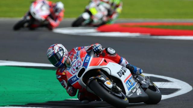 Dovizioso rueda en Silverstone.