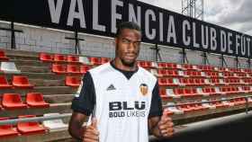 Geoffrey Kongdobia, nuevo jugador del Valencia. Foto. Twitter (@valenciacf)