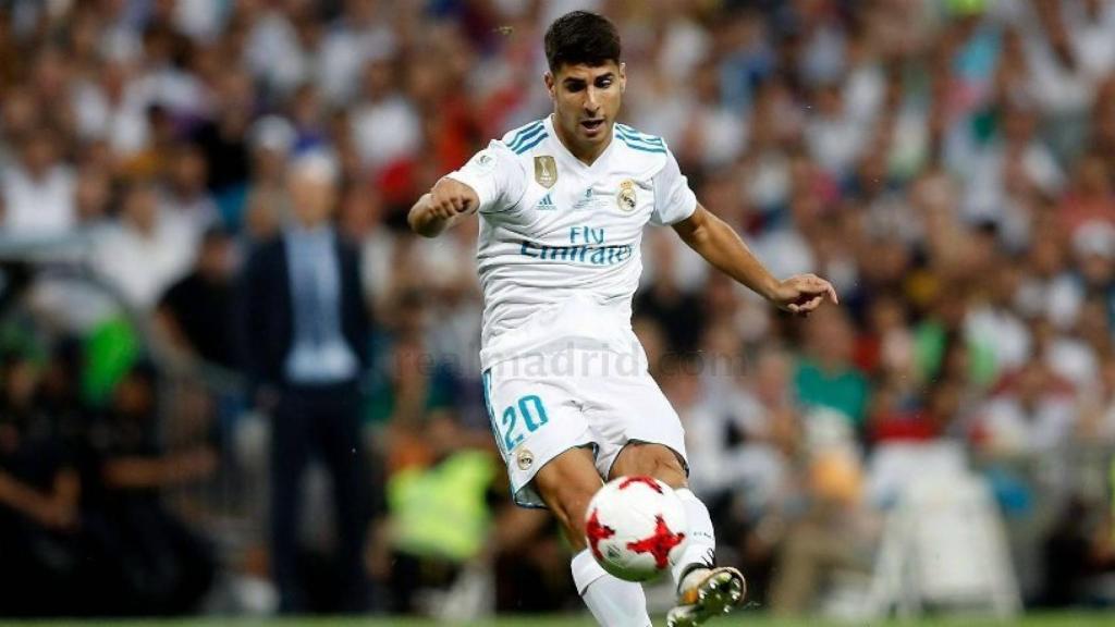 Marco Asensio golpeando el balón en El Clásico