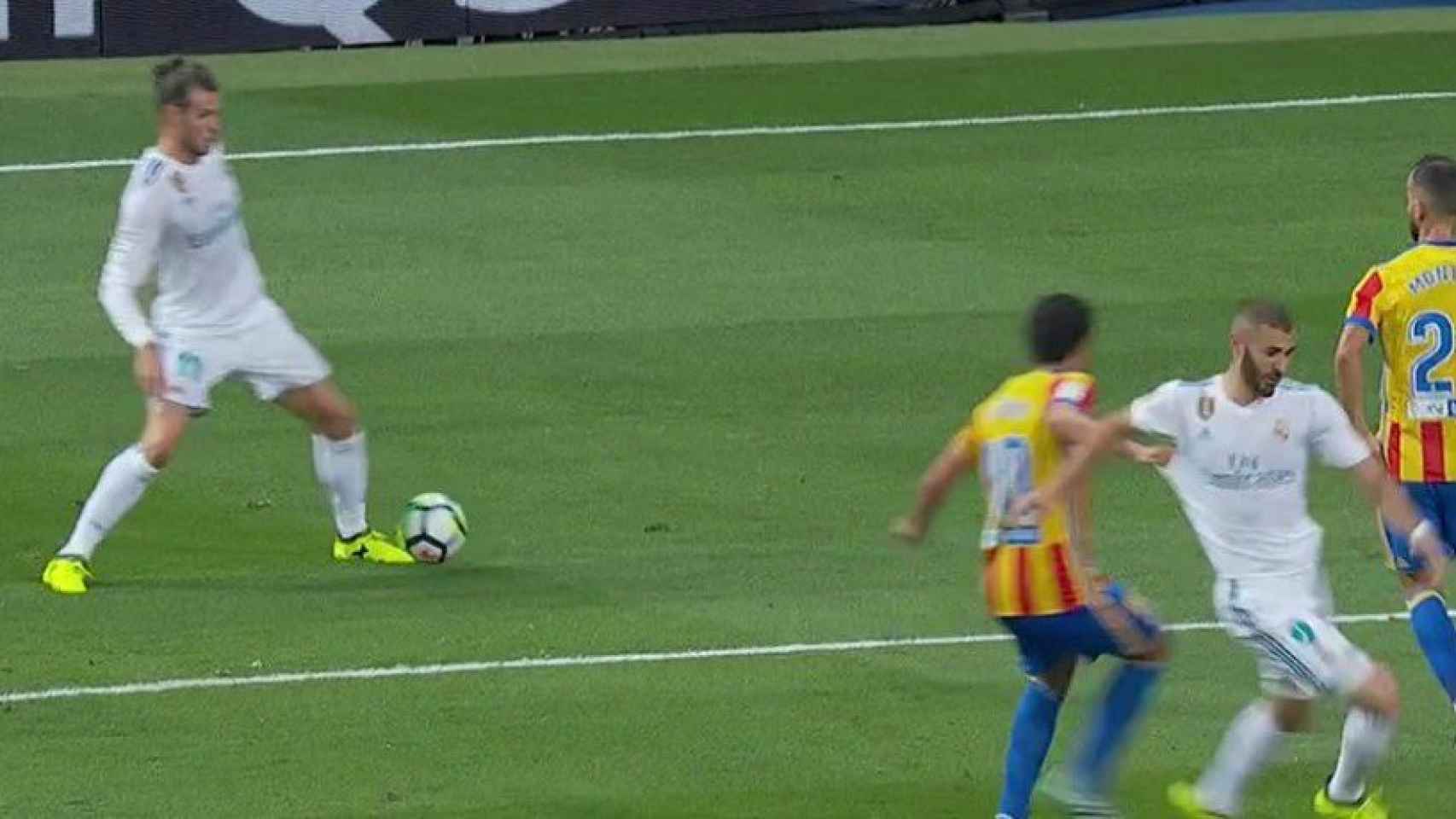 Penalti sobre Benzema por agarrón de Parejo. Foto: Twitter (@elchiringuitotv)