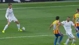 Penalti sobre Benzema por agarrón de Parejo. Foto: Twitter (@elchiringuitotv)