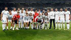 La plantilla de Madrid posa con los tres últimos títulos