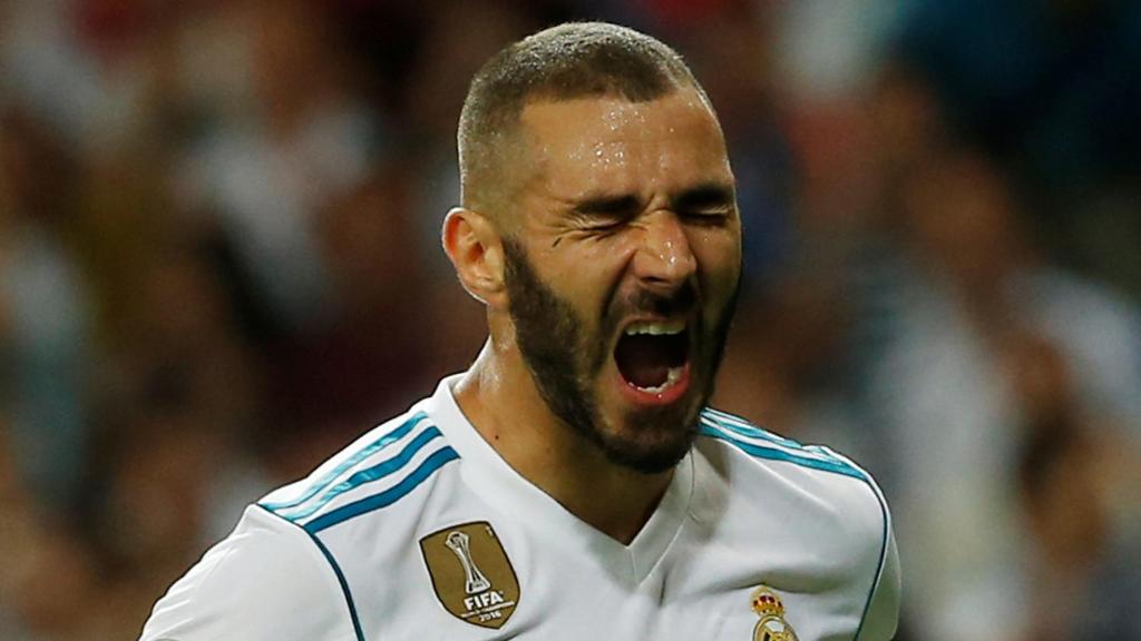 Benzema se lamenta tras fallar una ocasión.