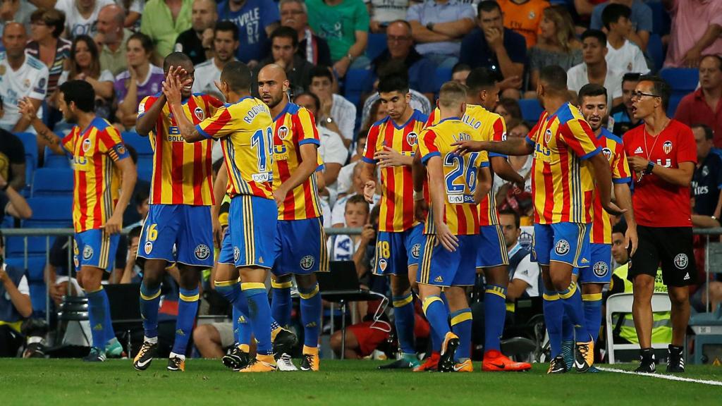 El Valencia celebra uno de sus goles en el Bernabéu.