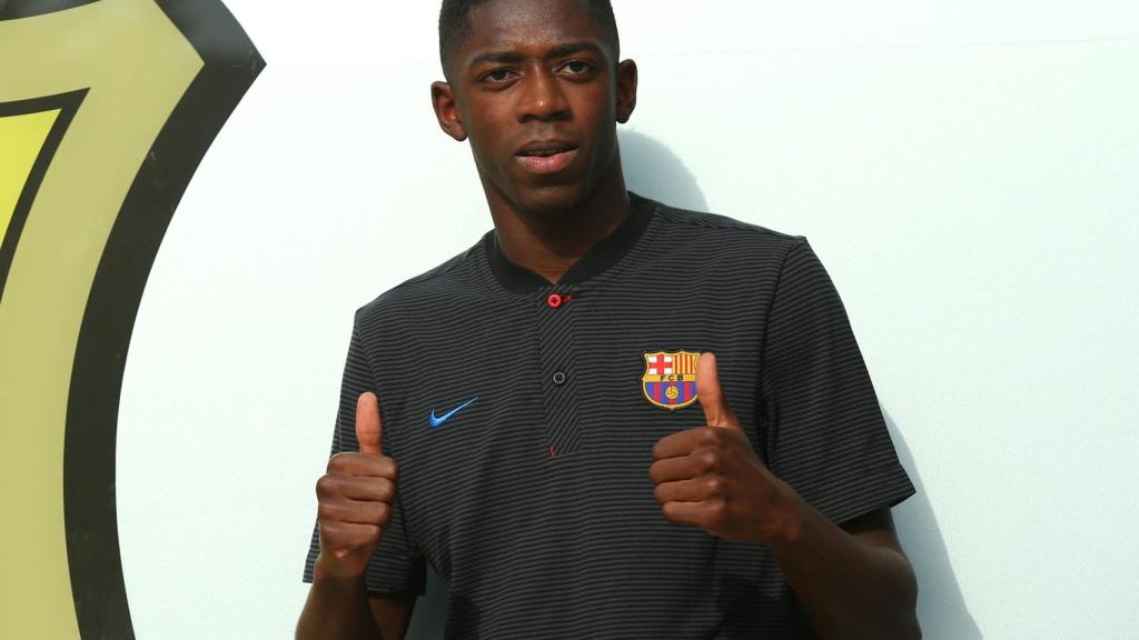 Dembele posando con su nuevo club. REUTERS