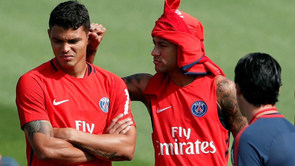 Emery observa una carantoña de Neymar a Thiago Silva.